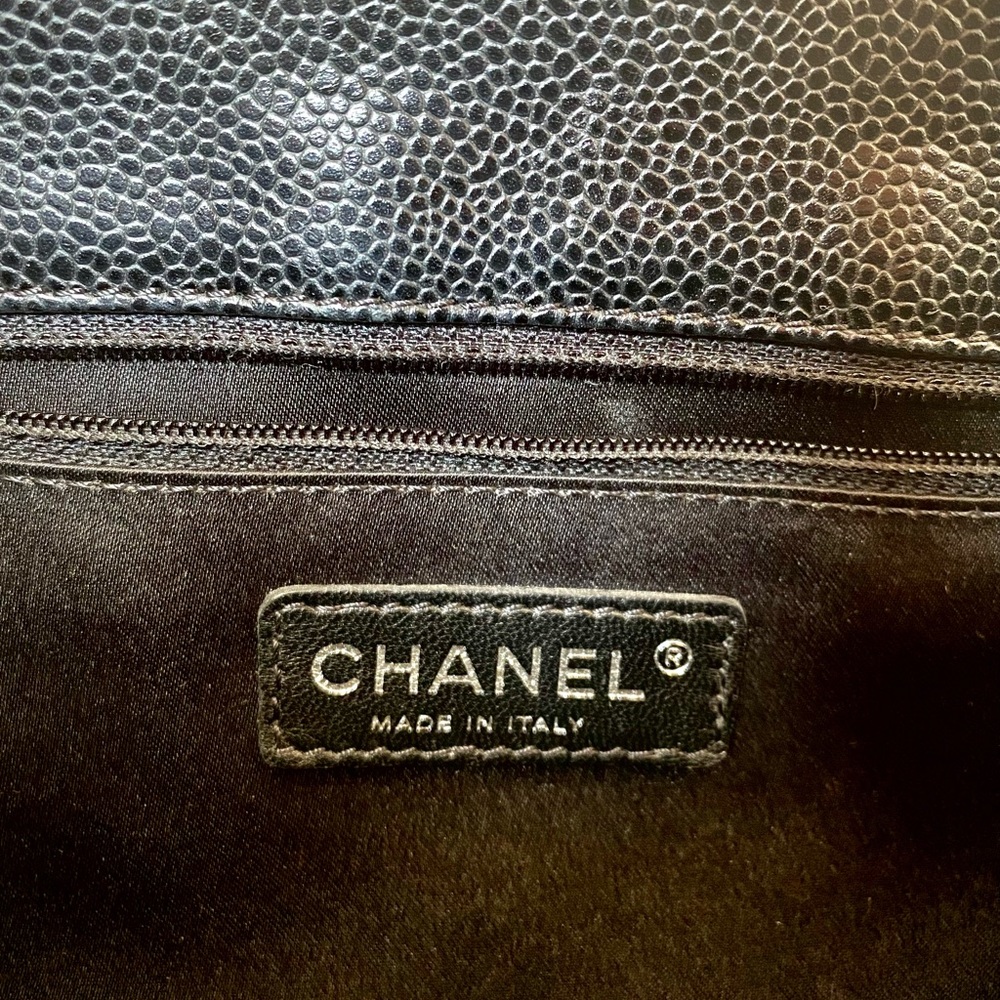𝐂𝐇𝐀𝐍𝐄𝐋 Black Quilted Caviar Grand Shopping Tote - Picture 8 of 16